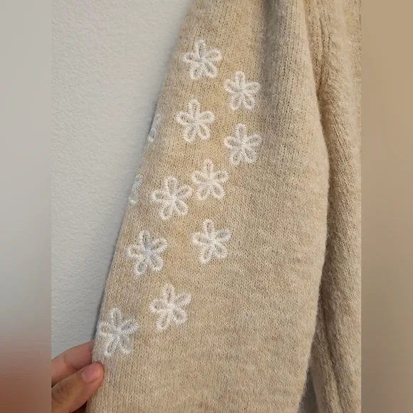 CeCe Beige Sweater with White Floral Details - Picture 4 of 6